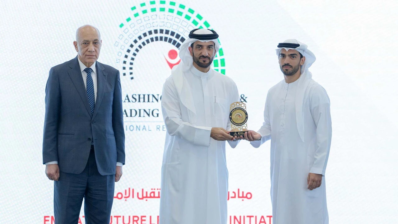 سلطان بن أحمد يكرم 5 خريجين من مبادرة قادة المستقبل الإماراتيين